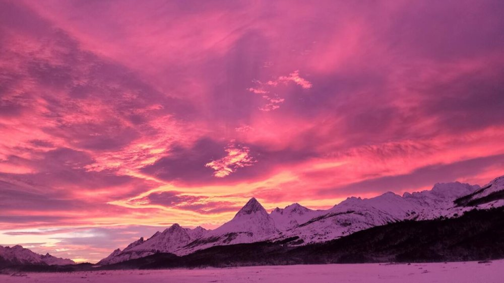 Atardecer en el Valle: Pôr do Sol e Moto de Neve em Tierra Mayor